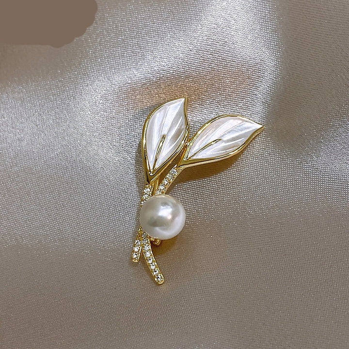 Elegant brooch with pearl and rhinestone details Bowlift