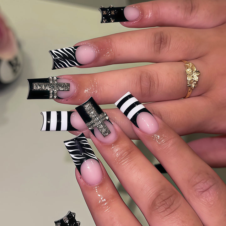 Glamorous Stiletto Nail Art Design Bowlift