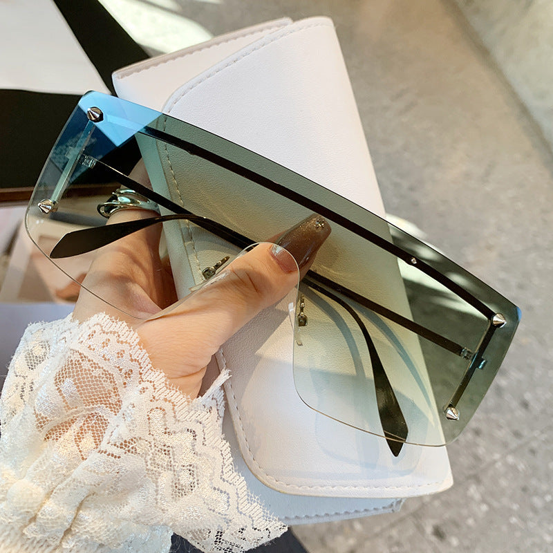 Women oversized sunglasses with modern frame and UV protection Bowlift