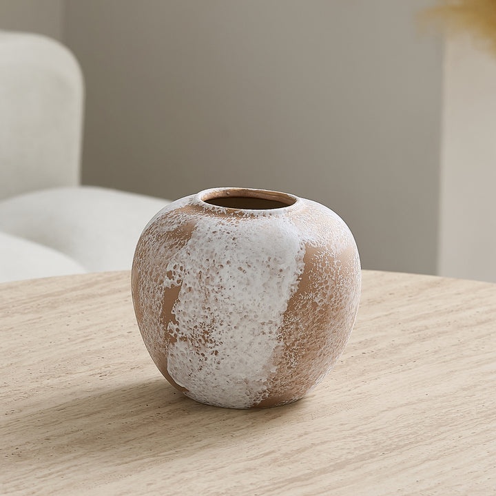 Elegant ceramic vase in Scandinavian style Bowlift