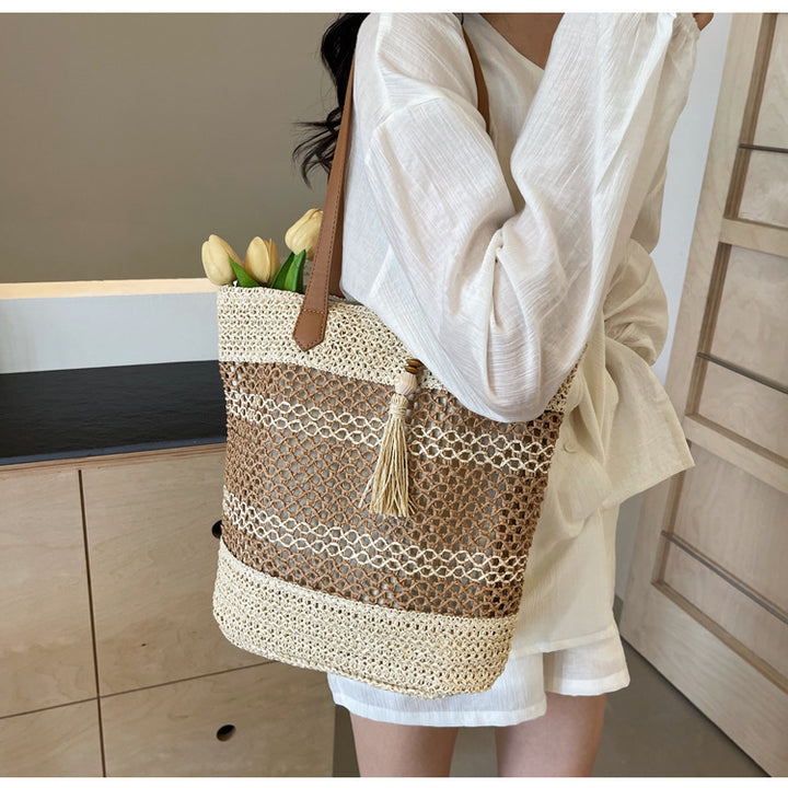 Braided tote bag with decorative fringes Bowlift