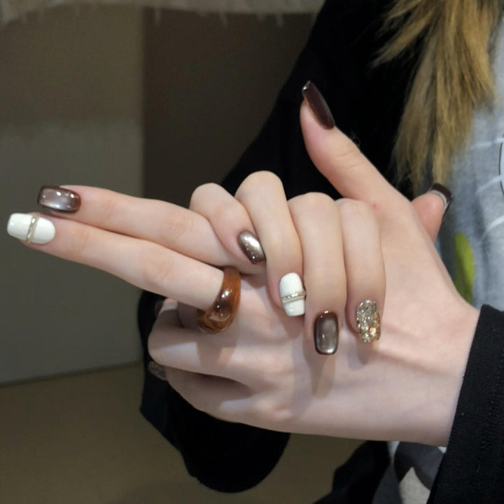 Artificial nails with elegant glitter pattern Bowlift