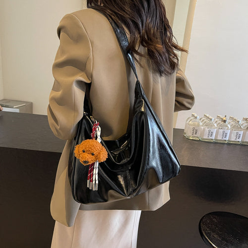 Shoulder bag with charming animal pendant Bowlift