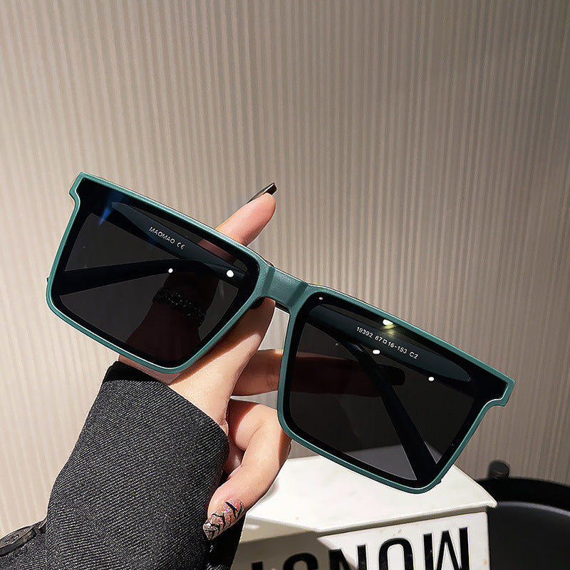 Ladies square sunglasses with modern, sturdy plastic frame Bowlift