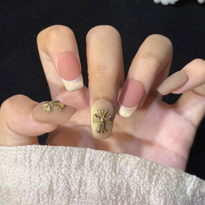 Glamorous artificial nail tips with 3D flower and crystal embellishments Bowlift
