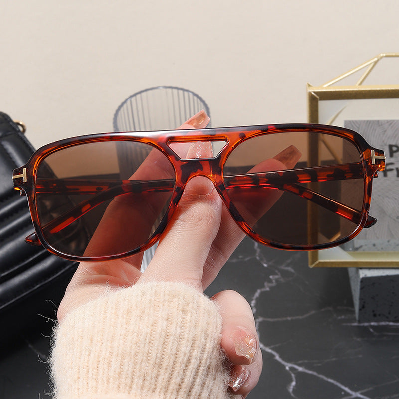 Women’s fashionable glasses with a fine frame and strict contours Bowlift