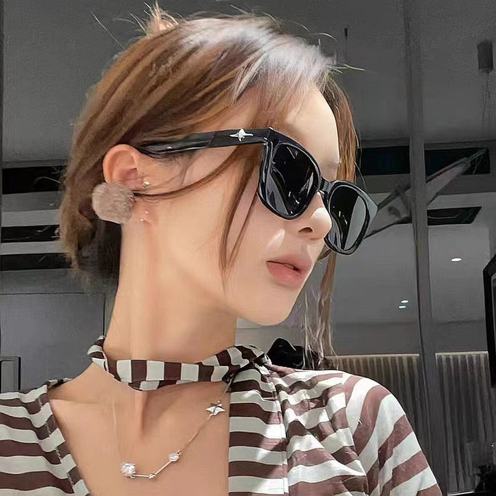 Women’s fashionable square sunglasses with UV protection filter and sturdy frame Bowlift