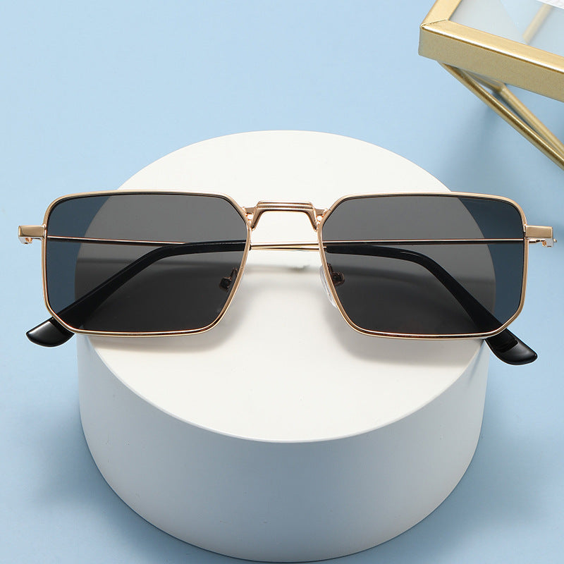 Fashionable Oversized Sunglasses in Retro Style Bowlift