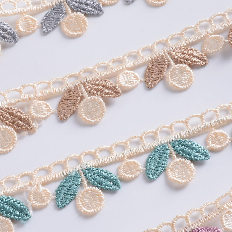 Delicate lace trim Bowlift