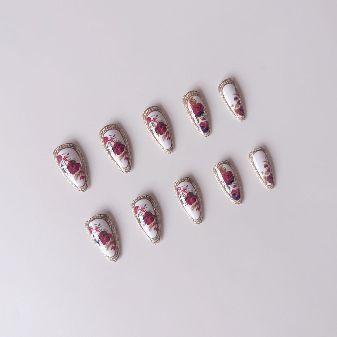 Artificial nail set with luxurious flower pattern and golden accents Bowlift