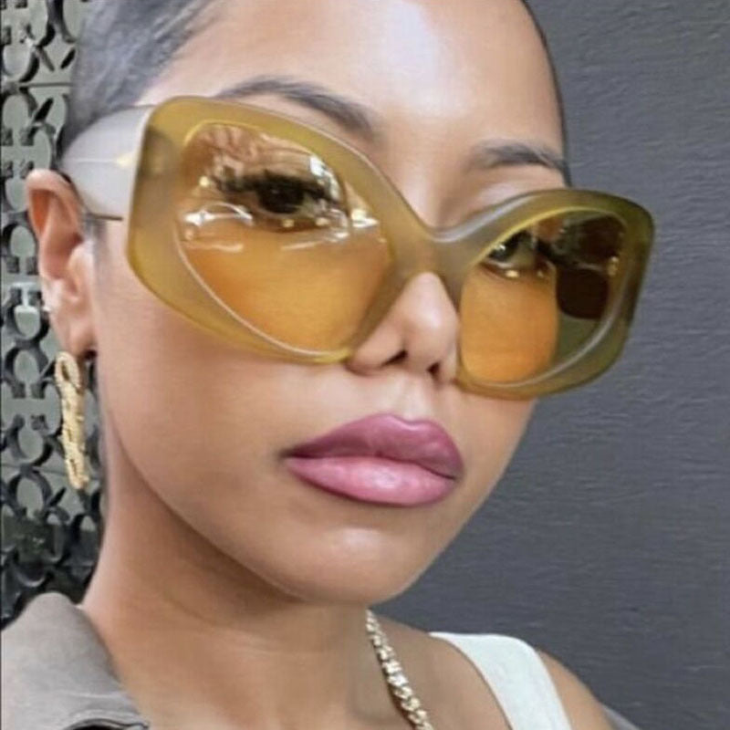 Women elegant oversized sunglasses with striking design Bowlift