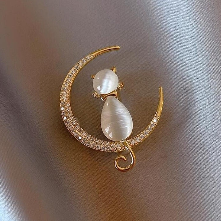 Elegant Cat Brooch Bowlift