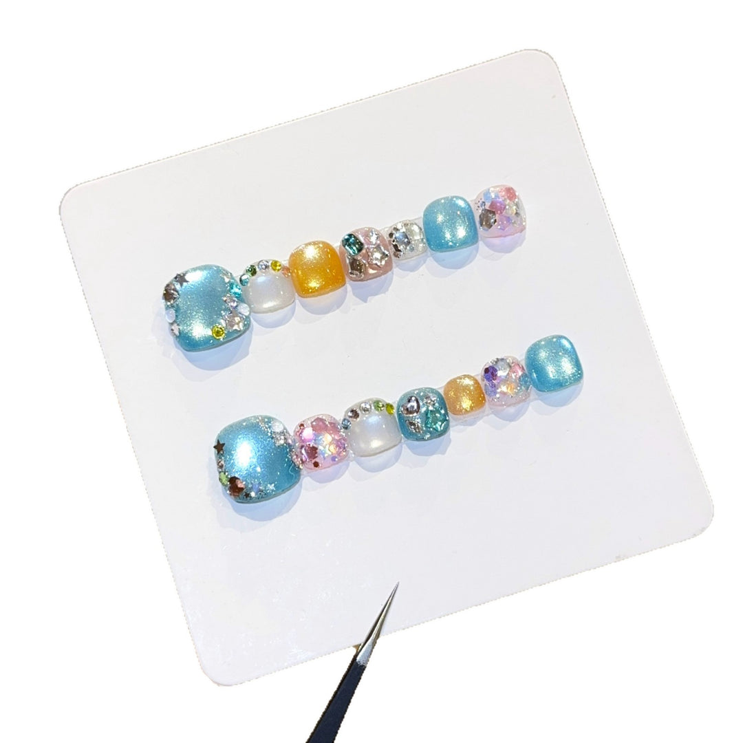 Artificial nails with sparkling accents and glittering design Bowlift