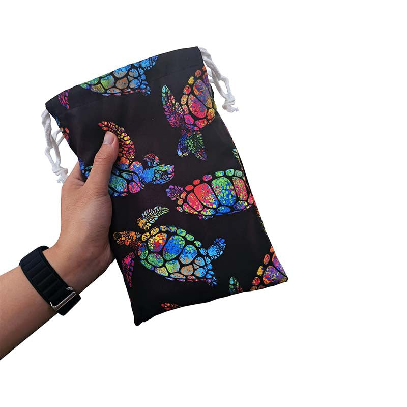 Bath towel with colorful sea turtle design Bowlift