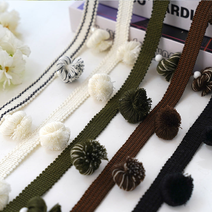 Decorative curtain trim with pompons Bowlift