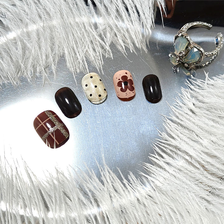 Art Nails in Creative Vintage Design Bowlift