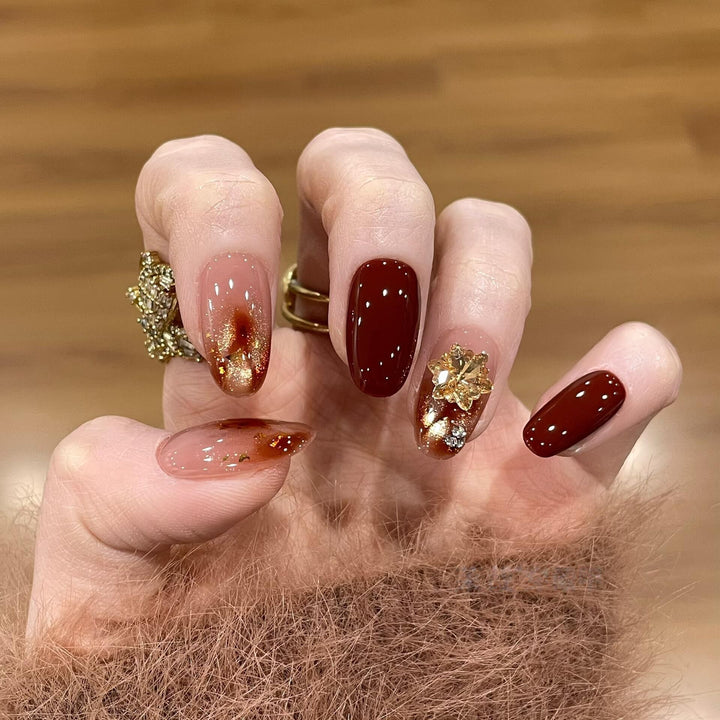 Artificial nail tips with golden accents Bowlift