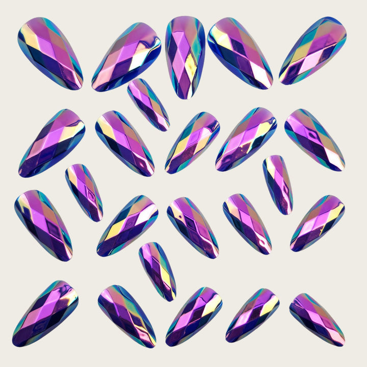 Glamorous artificial nails in 3D crystal look Bowlift