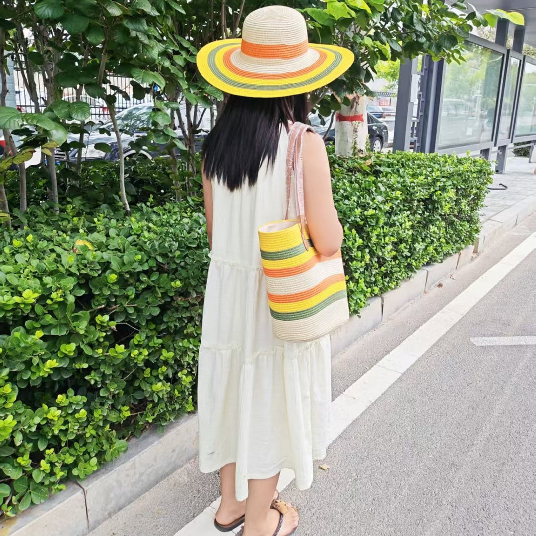 Summery beach bag and sun hat Bowlift