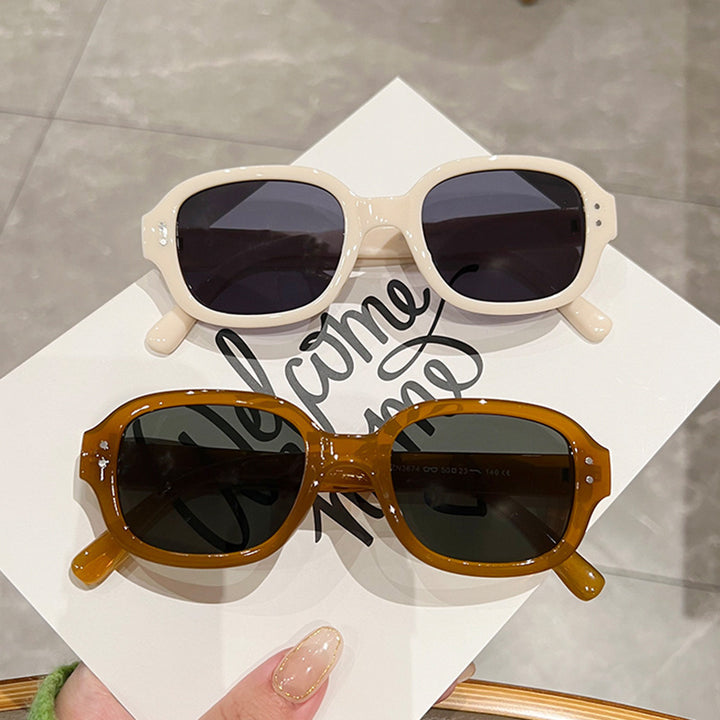Women’s fashionable sunglasses with large, square frame Bowlift
