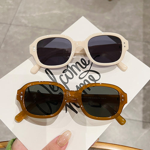 Women’s fashionable sunglasses with large, square frame Bowlift