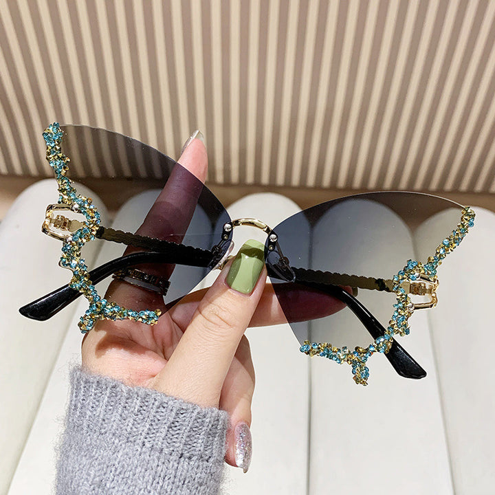 Ladies extravagant Cat-Eye sunglasses with dazzling rhinestone embellishments Bowlift