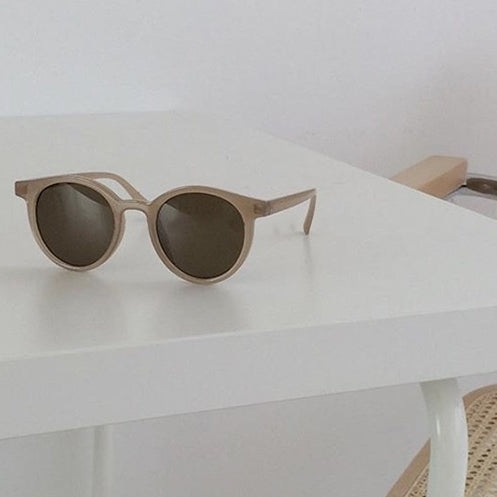Fashionable Round Sunglasses in Minimalist Design Bowlift