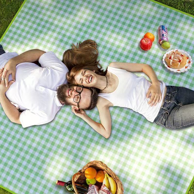 Picnic blanket with waterproof underside Bowlift