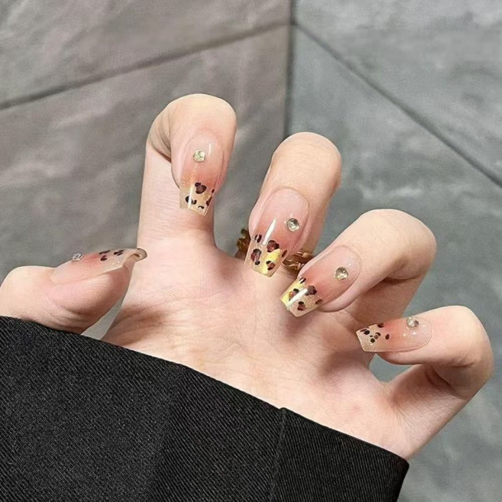 Artificial nails with elegant leopard pattern and glitter accents Bowlift