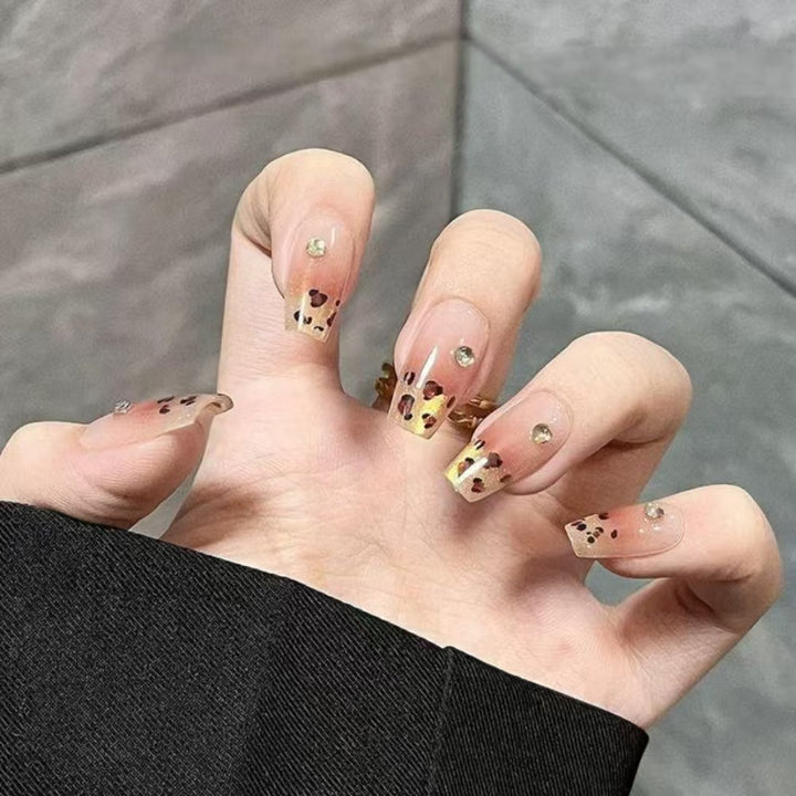 Artificial nails with elegant leopard pattern and glitter accents Bowlift
