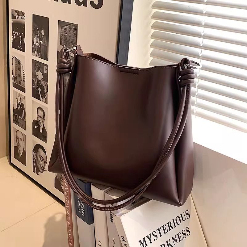 Sleek Minimalist Shoulder Bag Bowlift