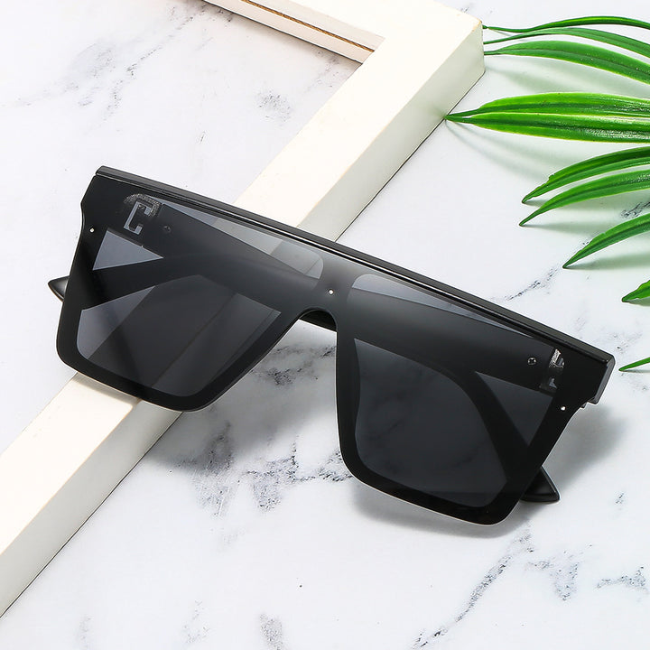 Women oversized sunglasses in trendy style with wide frame construction Bowlift