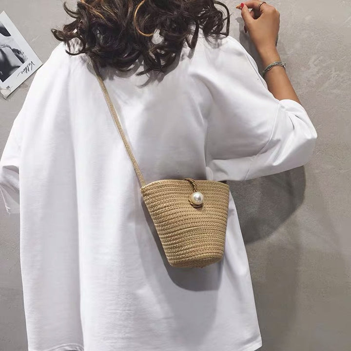 Elegant Handbag with Pearl Closure Bowlift