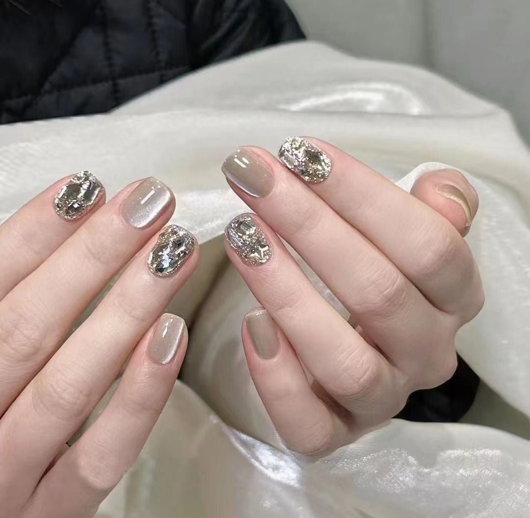 Elegant Press-On Nail Tips with Gold Accents Bowlift