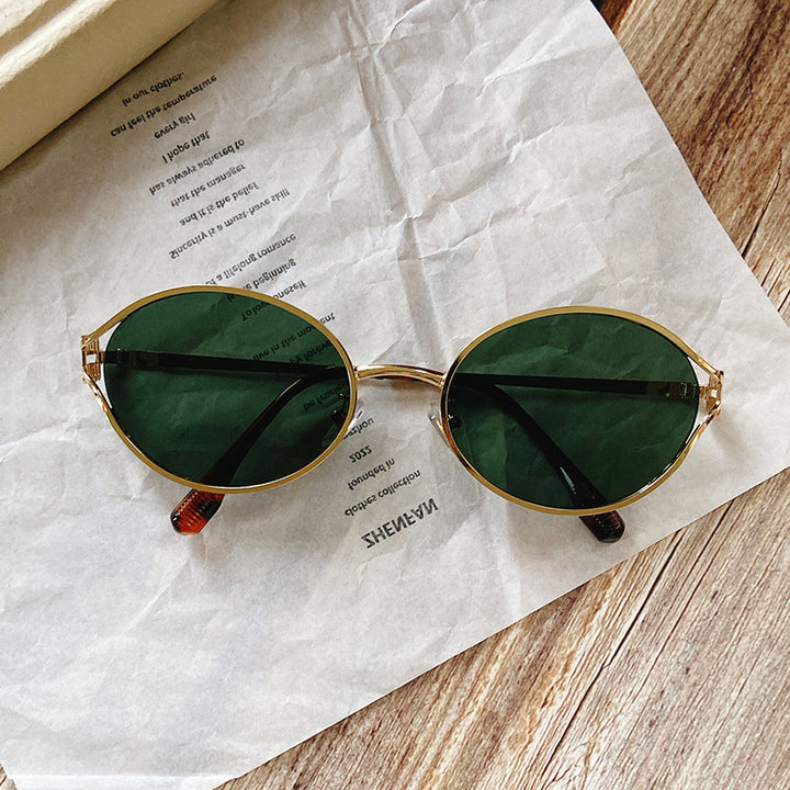 Round Sunglasses with Golden Accents Bowlift