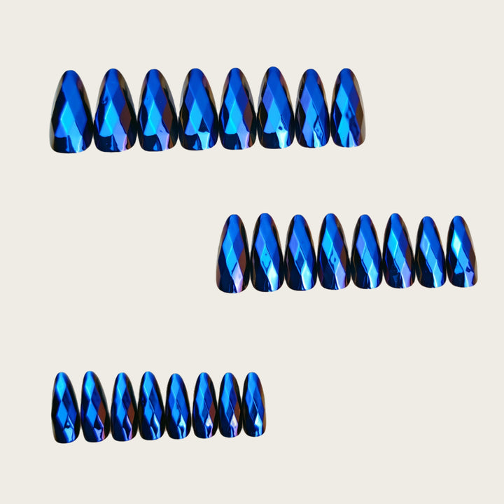 Artificial nails with faceted crystal design Bowlift