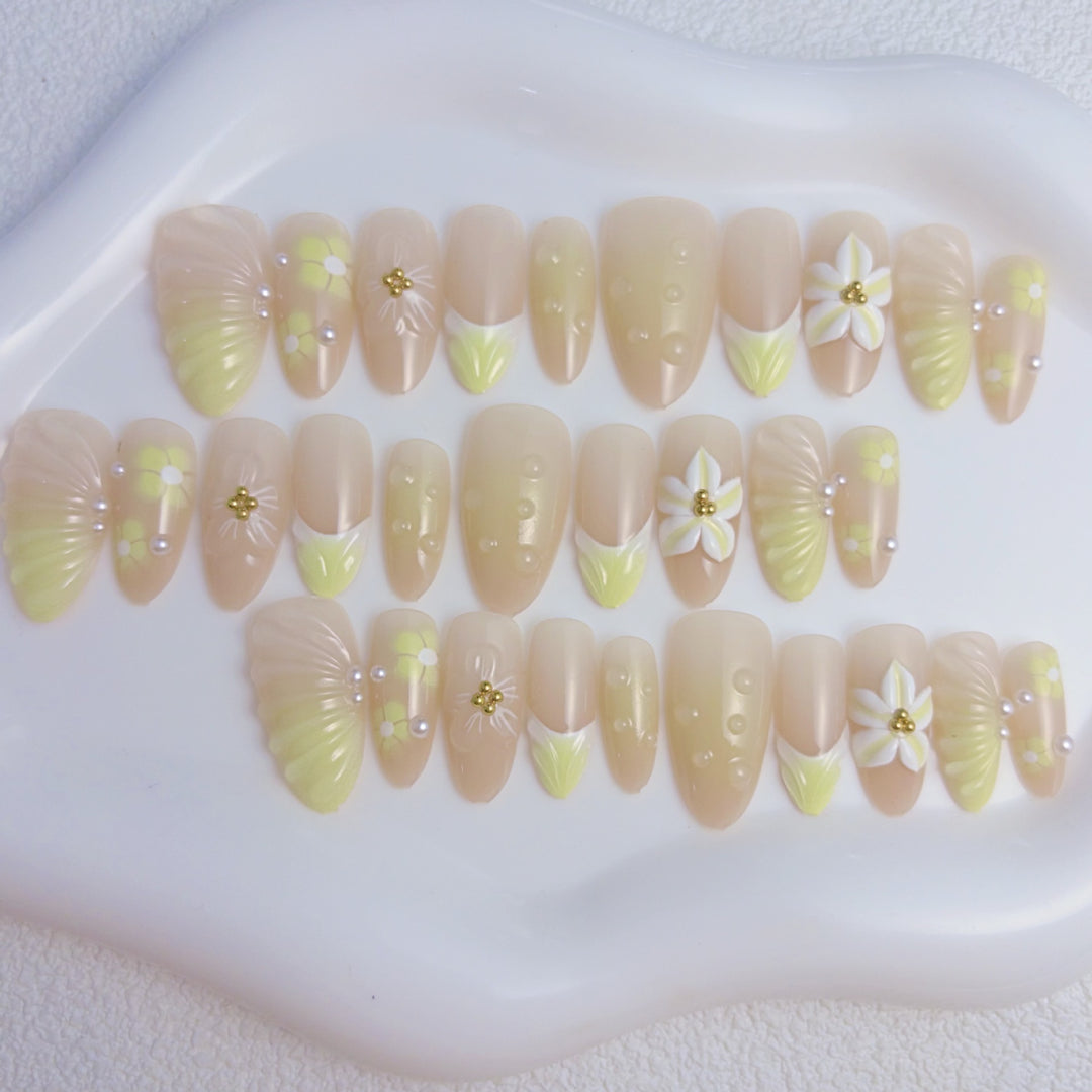 Elegant artificial nails with floral accents Bowlift