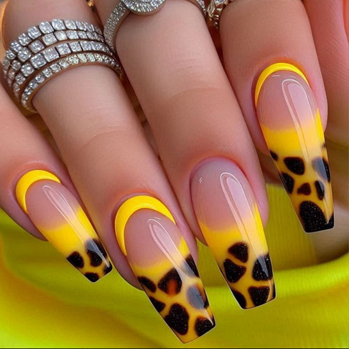 Artificial nails in modern leopard pattern Bowlift