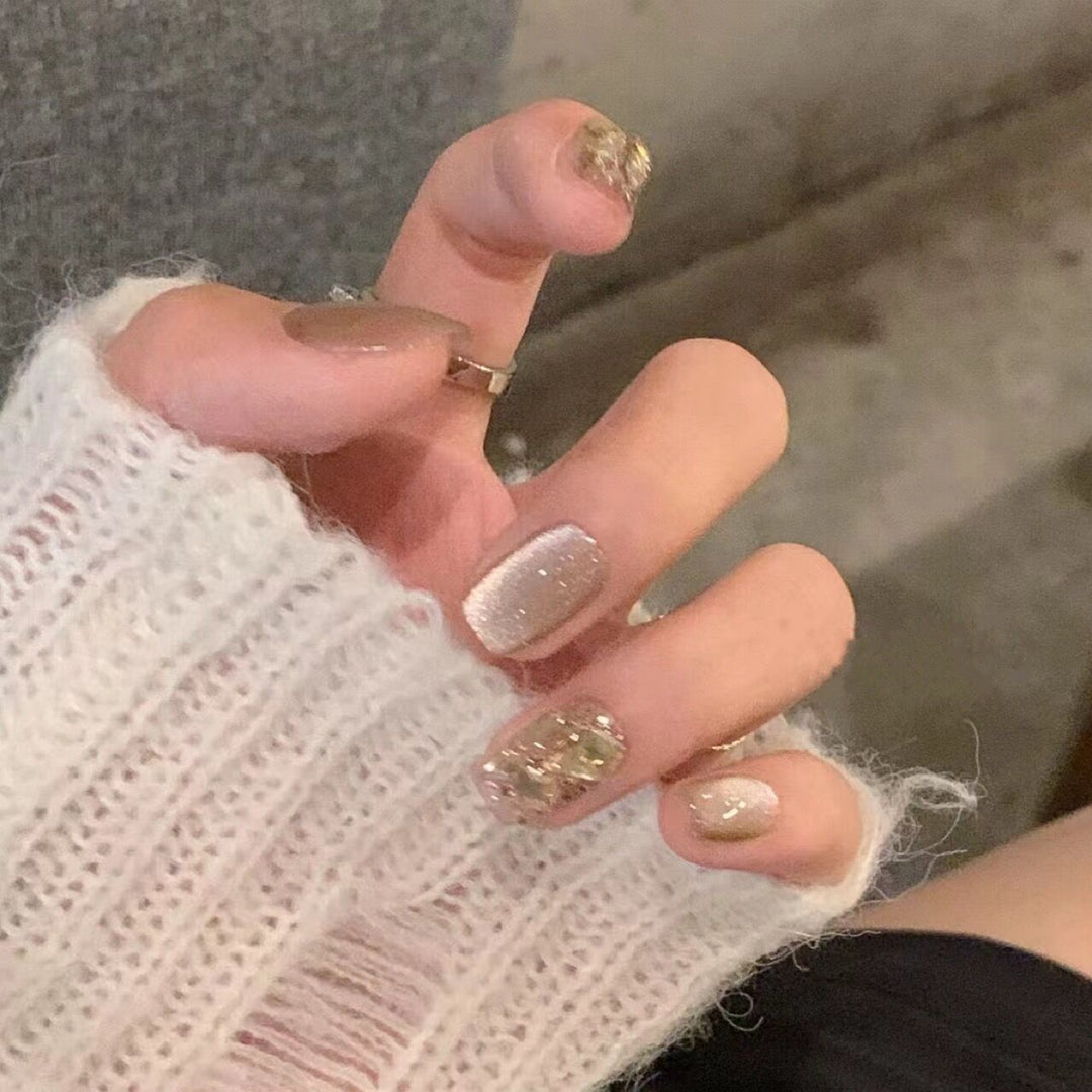 Acrylic nail set with glamorous gold details Bowlift
