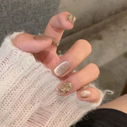Artificial nail set with elegant glitter pattern and golden accents Bowlift