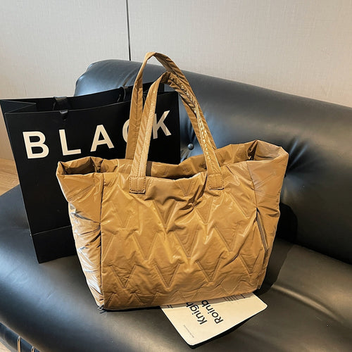 Practical Travel Bag With Structured Outer Material Bowlift