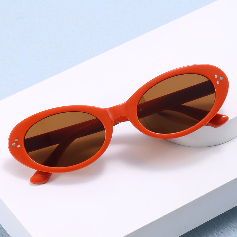 Ladies fashionable sunglasses in elegant oval design Bowlift