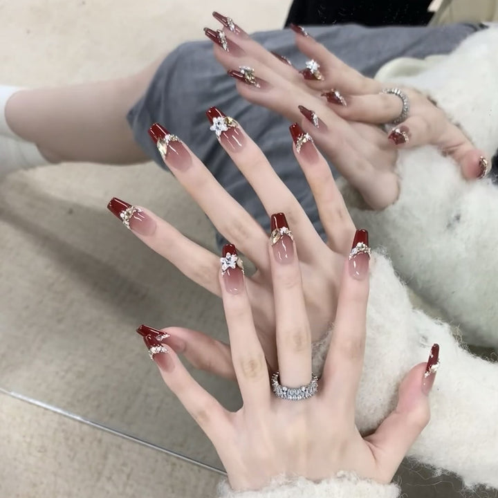 Artificial nail set with elegant glittering accents and romantic design Bowlift