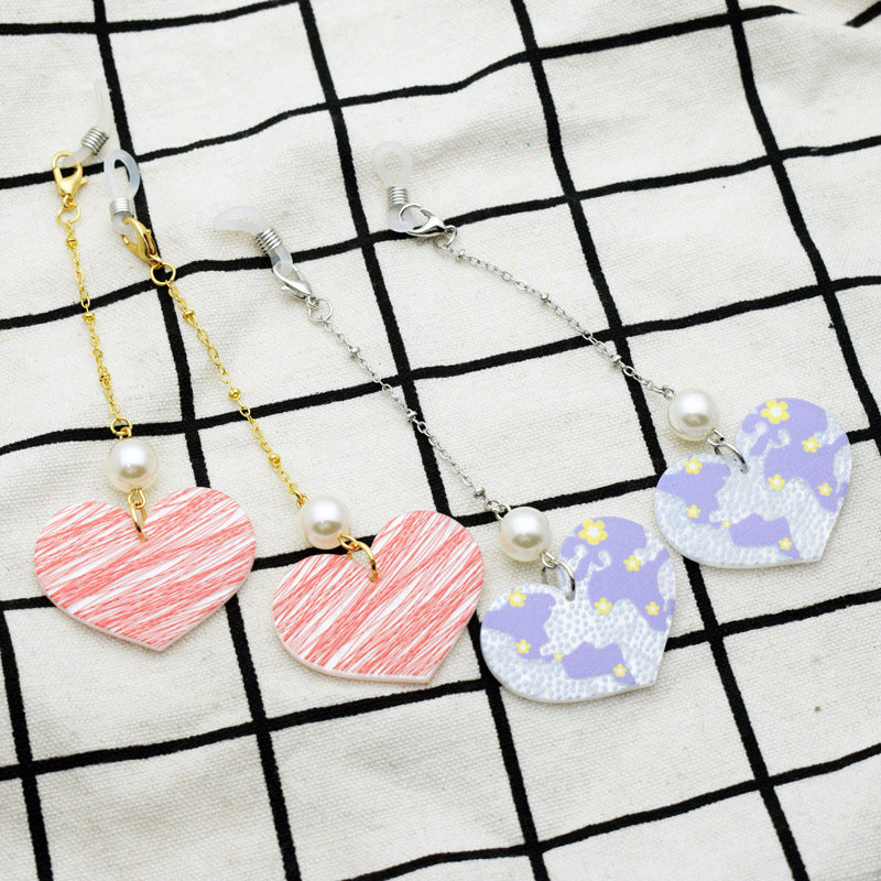 Heart-Shaped Eyewear Chain with Pearl Accents Bowlift