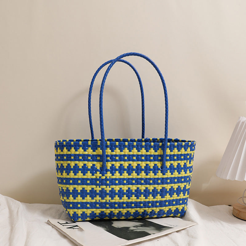 Braided straw bag with color-contrasting stripes Bowlift