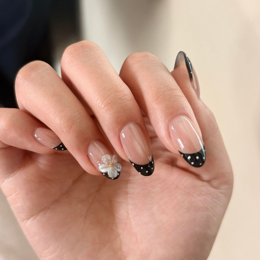Decorative artificial nails with elegant accents Bowlift