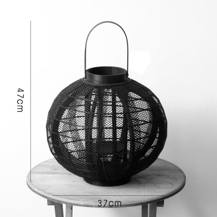 Elegant metal lantern with net design Bowlift