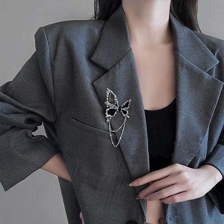Elegant brooch with flower and chain motif Bowlift