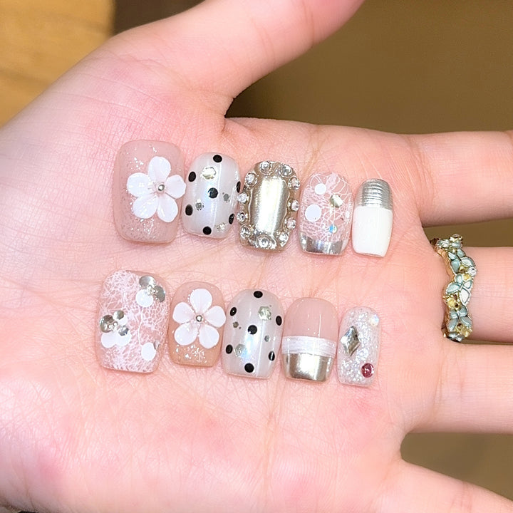 Creative artificial nails with elegant accents Bowlift