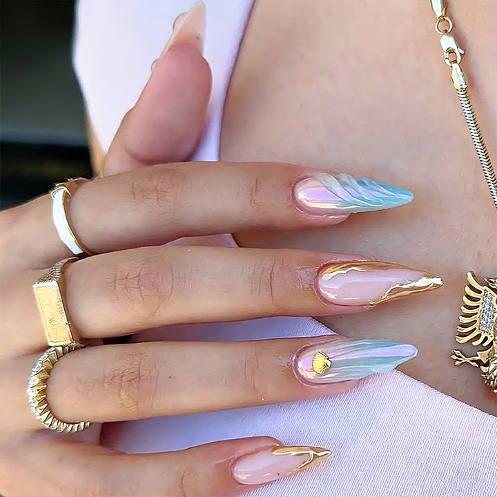 Artificial nails with elegant gradient and golden accents Bowlift